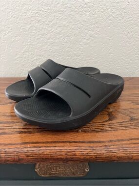 Oofos ooAhh Black Recovery Slides Women’s 7 or Men’s 5
